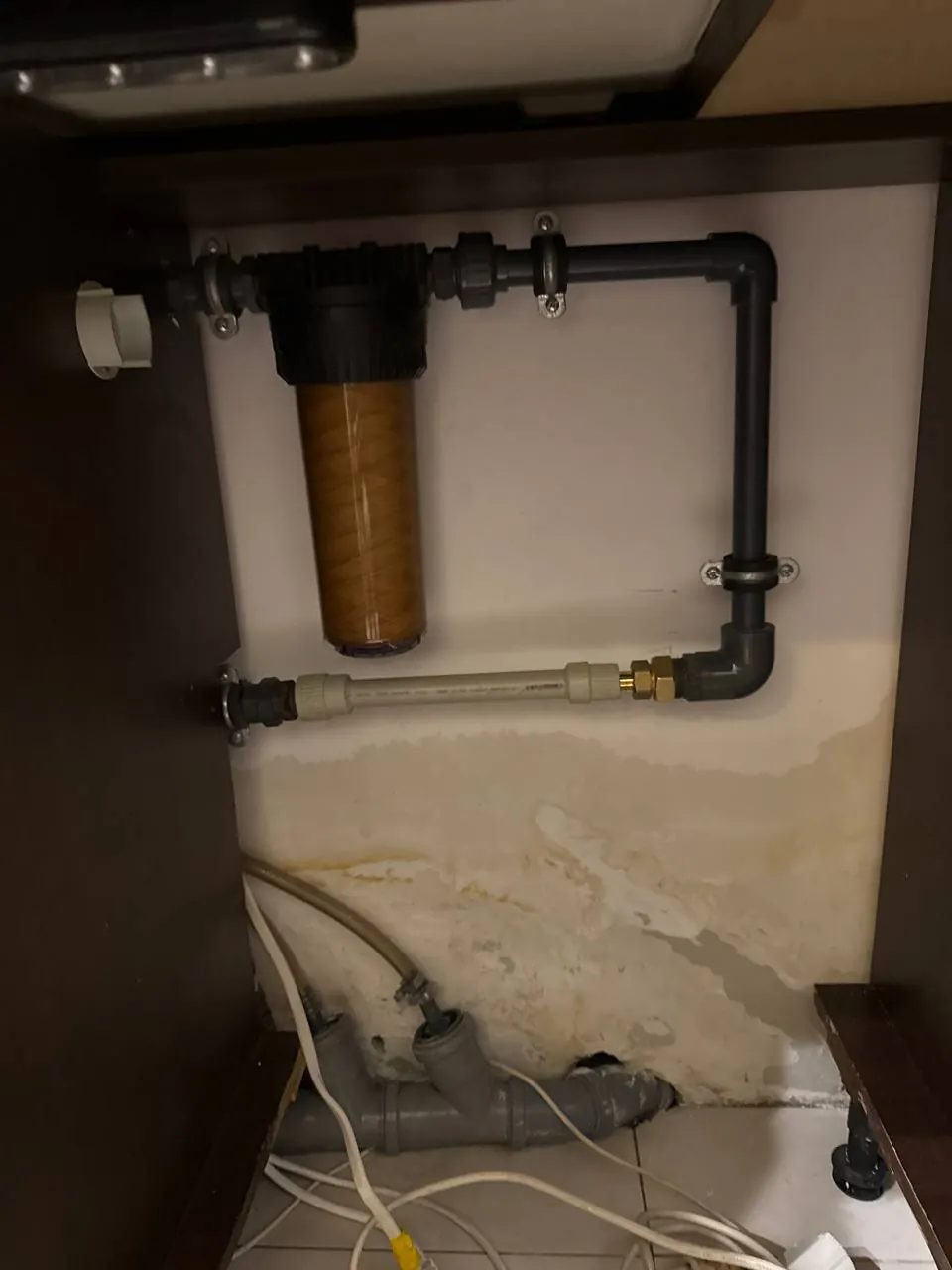 Filtr wody pod zlewem, ślady zacieku — DobryHydraulik Łódź