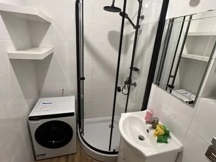 Kabina prysznicowa i umywalka w łazience — DobryHydraulik Łódź