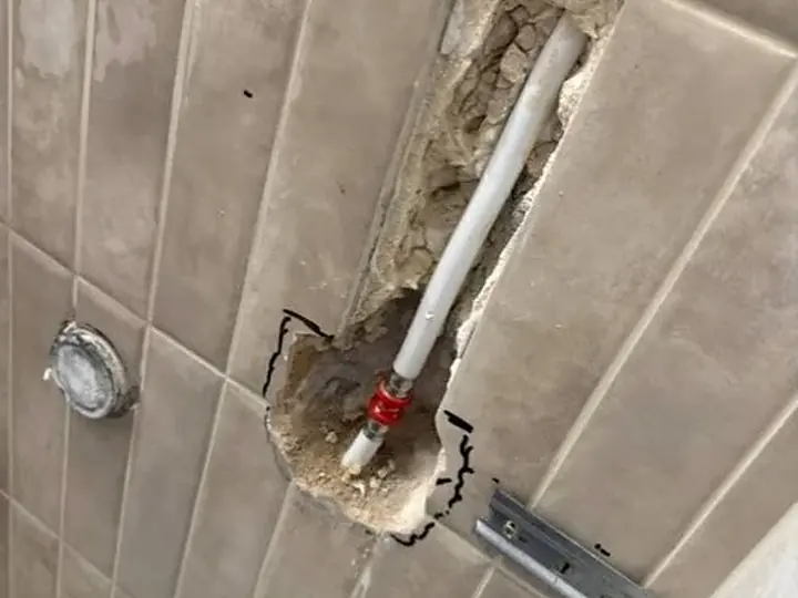 Pion kanalizacyjny odsłonięty w ścianie — DobryHydraulik Łódź