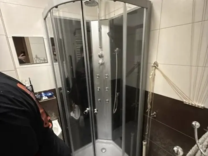 Bateria prysznicowa w kabinie narożnej — DobryHydraulik Łódź