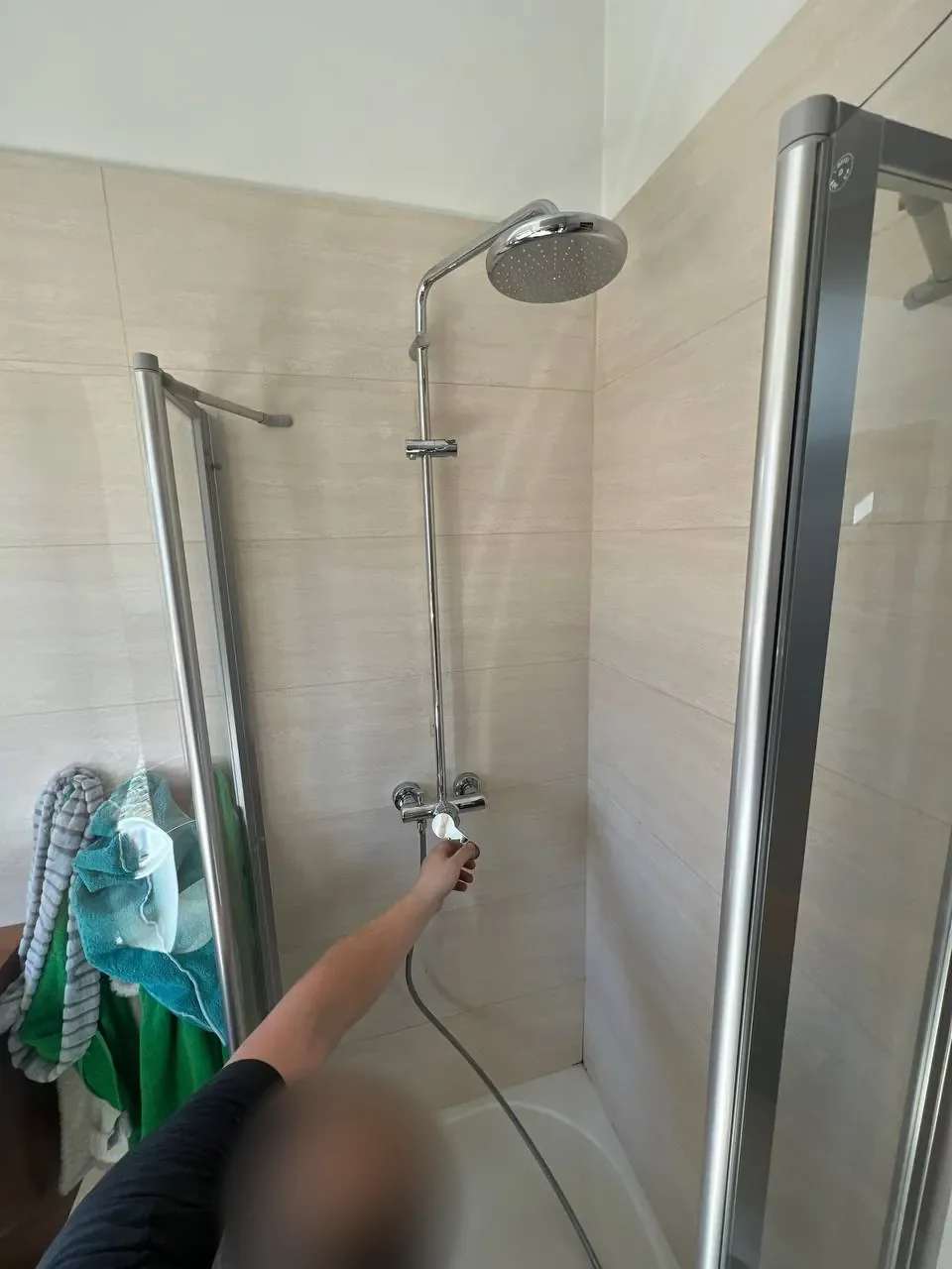 Deszczownica z baterią w kabinie prysznicowej — DobryHydraulik Łódź