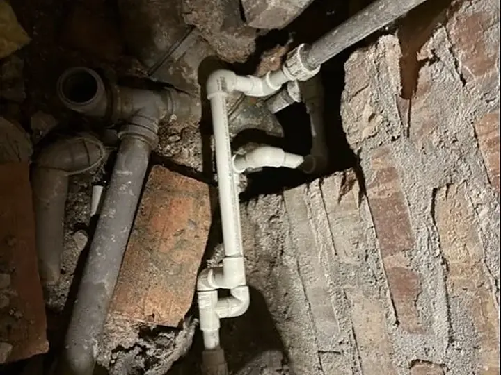 Rura kanalizacyjna odsłonięta w murze — DobryHydraulik Łódź