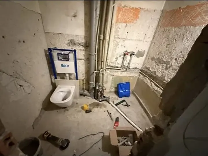 Stelaż i miska WC po rozkuciu ściany — DobryHydraulik Łódź