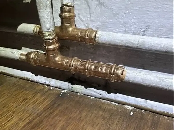Zaprasowane trójniki na rurach miedzianych — DobryHydraulik Łódź