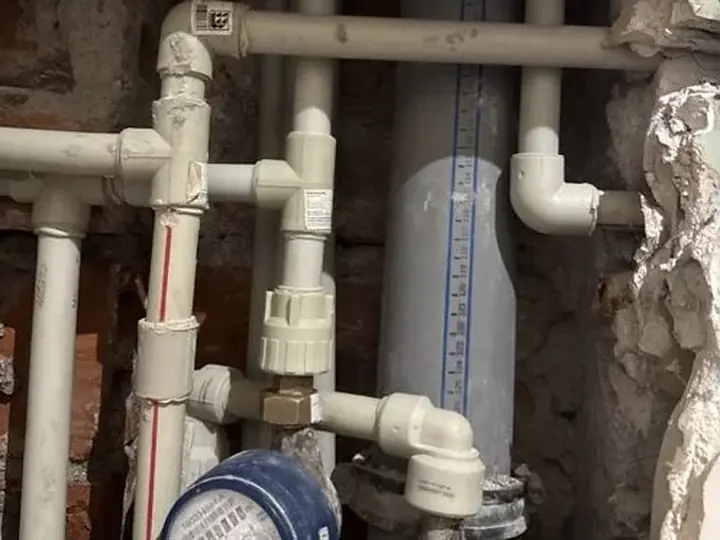 Wodomierz i stare rury w rozkutej ścianie — DobryHydraulik Łódź