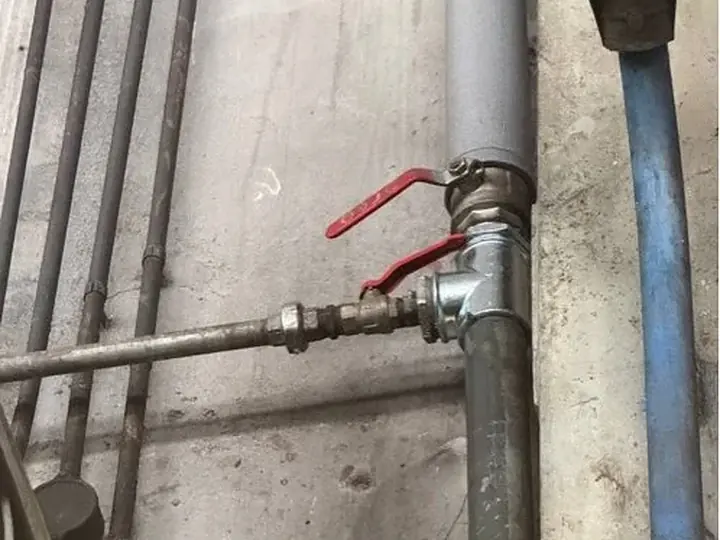 Główny zawór odcinający na rurach ocynkowanych — DobryHydraulik Łódź